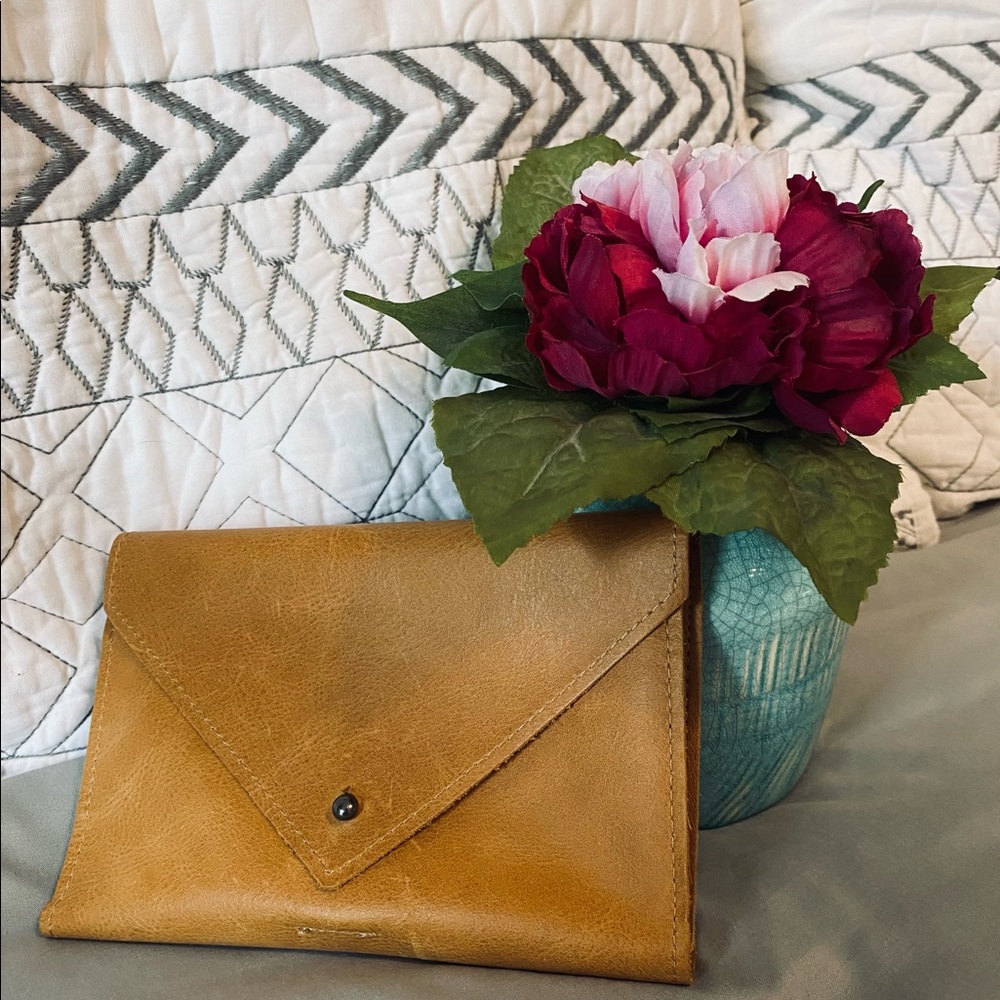 Hearth & Hand (Joanna Gaines) leather wallet.